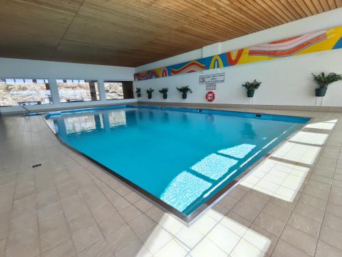 a large swimming pool in a building at Romantisches Bergapartment - Luxus Studio auf der Simonhöhe in Zirkitz