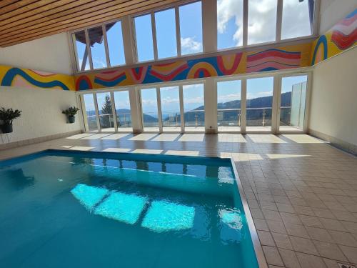 Bazén v ubytovaní Romantisches Bergapartment - Luxus Studio auf der Simonhöhe alebo v jeho blízkosti