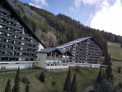 a large building with a mountain in the background at Romantisches Bergapartment - Luxus Studio auf der Simonhöhe in Zirkitz