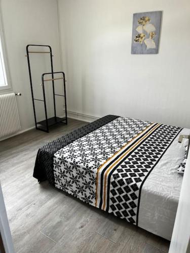- un lit dans une chambre avec 2 miroirs sur le mur dans l'établissement Appartement 2 chambres, 3 couchages, à Paray-le-Monial