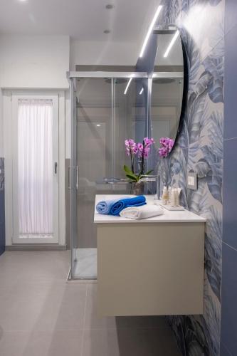 a bathroom with a sink and a mirror at Casa vacanze - Arì Maison in Piano di Sorrento