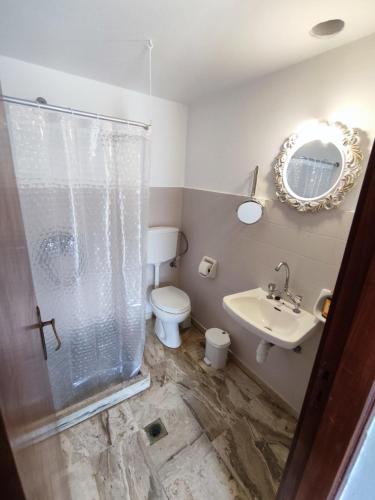 Koupelna v ubytování Manolis Rooms Vathys