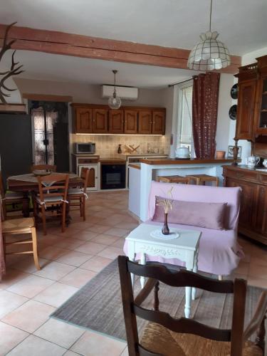 une cuisine et un salon avec un canapé et une table dans l'établissement villa Kallisté, à Figanières