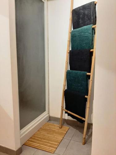 a room with a towel rack with four towels at Proche aéroport à pied O' jungle in Tillé