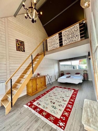 Cette chambre dispose d'un escalier, d'un lit et d'un tapis. dans l'établissement Villa de Simona, à Yvré-lʼÉvêque