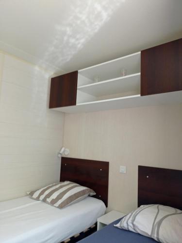Ένα ή περισσότερα κρεβάτια σε δωμάτιο στο Mobil home chez Sophie