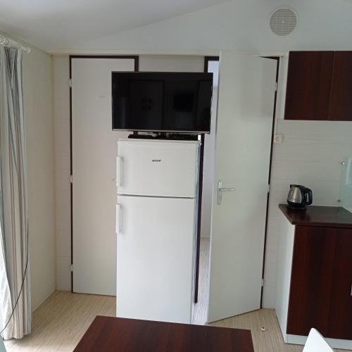 Η κουζίνα ή μικρή κουζίνα στο Mobil home chez Sophie