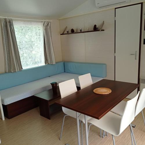 Χώρος καθιστικού στο Mobil home chez Sophie