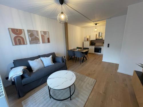 een woonkamer met een bank en een tafel bij Fundis Apartment in Bad Harzburg