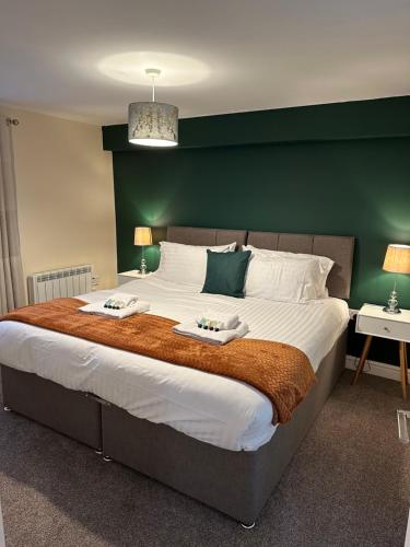 1 dormitorio con 1 cama grande y 2 toallas. en Orange Lilly In Stroud With Free Parking en Stroud