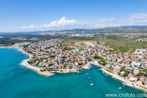 una vista aérea de una ciudad en la playa en Villa Mathilda, en Brodarica