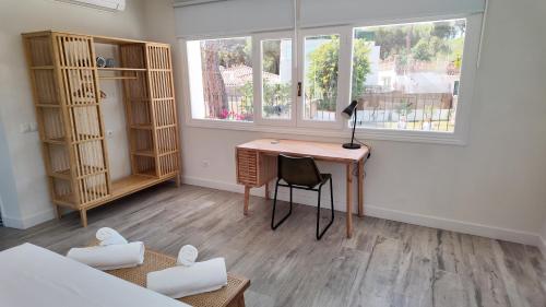 Casa Bahari near the beach with pool, BBQ, and lounge