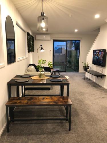 Televisyen dan/atau pusat hiburan di Near Stadium and railway station 3 beds 1 bath townhouse with Car Park onsite