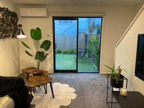 Televisyen dan/atau pusat hiburan di Near Stadium and railway station 3 beds 1 bath townhouse with Car Park onsite