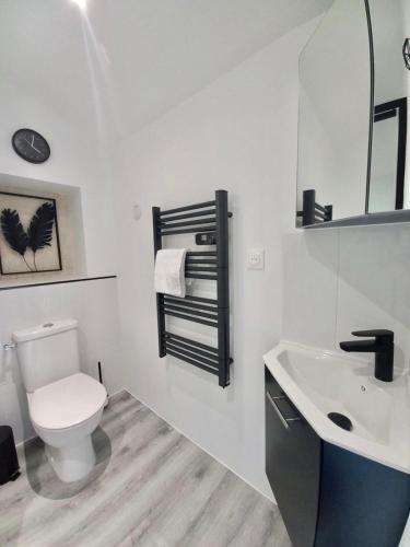 une salle de bain blanche avec des toilettes et un lavabo dans l'établissement La Bergerie de Chantemille - Les Mésanges, à Ahun