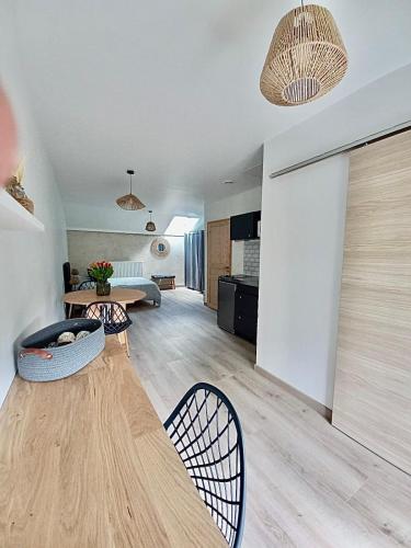 un salon avec une table et des chaises en bois dans l'établissement La Bergerie de Chantemille - Les Mésanges, à Ahun