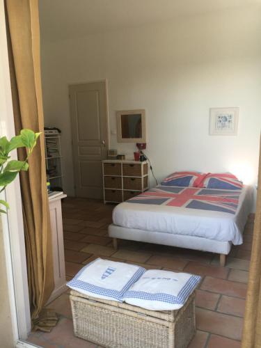 une chambre avec un lit, une table et un miroir dans l'établissement Le Moulin, à Murviel