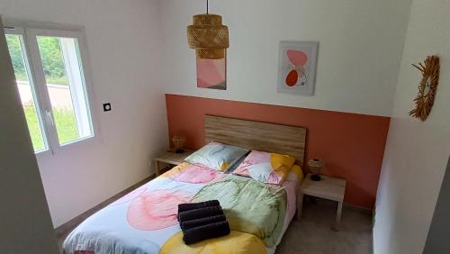 un dormitorio con una cama en una habitación en La Villa Lyne - villa moderne 4 chambres 8 personnes clim, en Lèzan