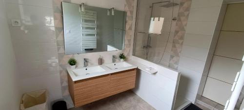 un baño con lavabo y espejo en La Villa Lyne - villa moderne 4 chambres 8 personnes clim, en Lèzan