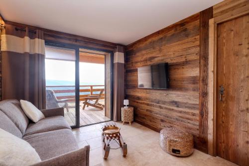 a living room with a couch and a television at Résidence l'Insolite in Font-Romeu