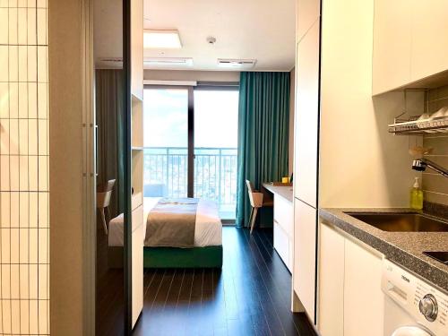 Postel nebo postele na pokoji v ubytování Golden Planet Hotel-Pyeongtaek Godeck