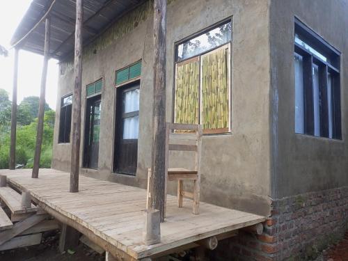 eine Leiter, die auf einer Veranda eines Hauses sitzt in der Unterkunft Kibale Tented Camp in  Kibale Forest National Park