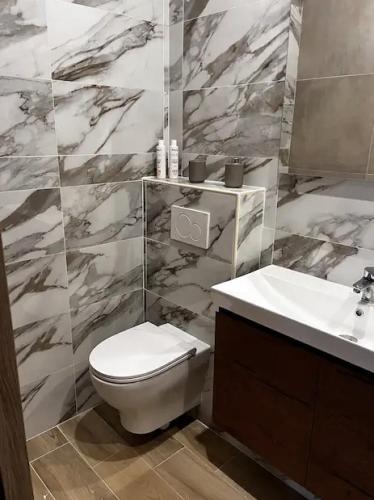 une salle de bain avec toilettes et lavabo dans l'établissement Aux portes de la Principauté, à Roquebrune-Cap-Martin