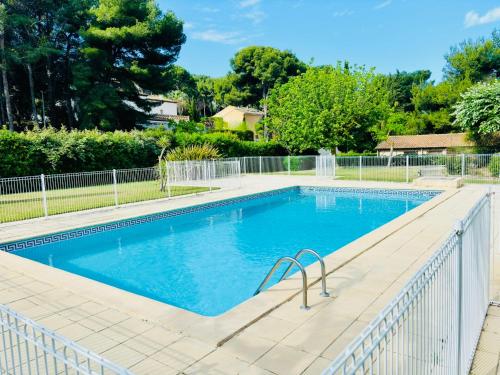 une piscine entourée d'une clôture dans l'établissement Chez mamie Paulette, Clim et Piscine, à 3 minutes à pied de la Plage, à Sanary-sur-Mer