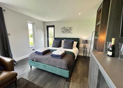 une chambre avec un lit dans une pièce dans l'établissement Ascot Lodge, à Ibstock