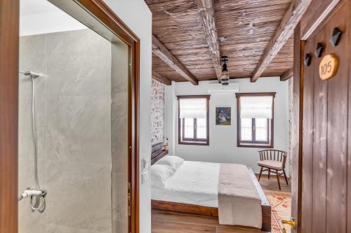 Postel nebo postele na pokoji v ubytování Hotel Bohem Berat