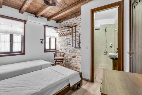 Postel nebo postele na pokoji v ubytování Hotel Bohem Berat
