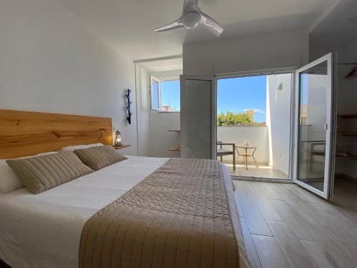 sypialnia z dużym łóżkiem i balkonem w obiekcie SUNNY DAY Deluxe 1 w mieście La Playa de Arguineguín