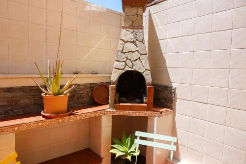 un patio con horno de pizza en una casa en Tarifa Family House 5 min walk to the beach and old town en Tarifa