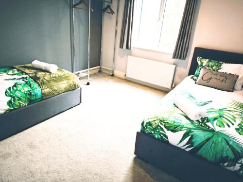 Postel nebo postele na pokoji v ubytování 3 Bedrooms, Families, Contractors, Wi-Fi, Parking, Sleeps 7 - CLARK PROPERTY ESTATES