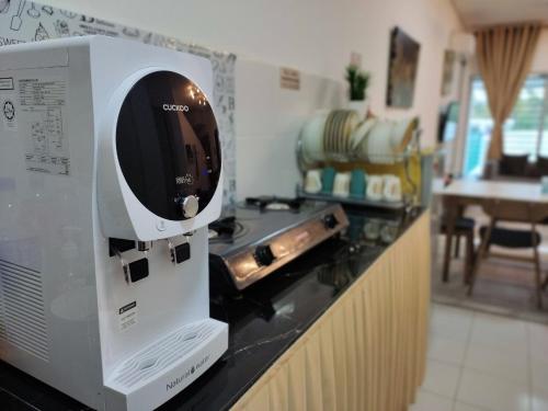 a microwave sitting on top of a kitchen counter at Homestay Banting Selangor in Banting