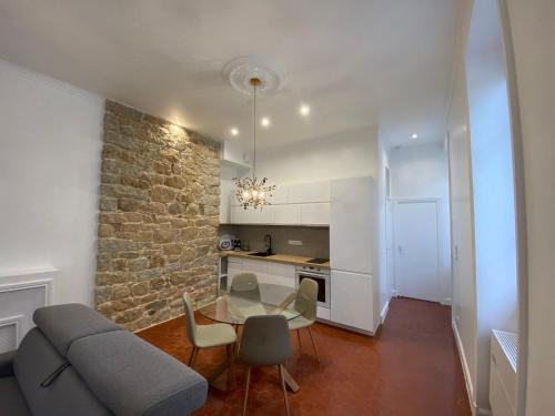 un salon avec un canapé, une table et des chaises dans l'établissement Grand T2 Cours Napoleon B, à Ajaccio
