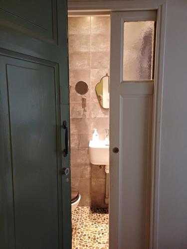 une salle de bain avec un lavabo et des toilettes et une porte dans l'établissement Studio in Paris Dupleix, à Paris