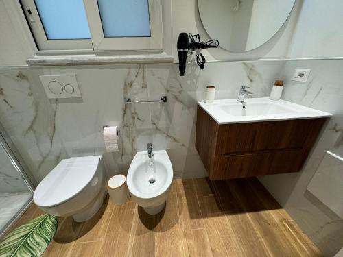 une salle de bain avec des toilettes blanches et un lavabo dans l'établissement City Room, à Palerme