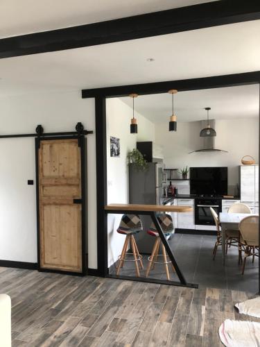 - une cuisine et une salle à manger avec une porte coulissante dans l'établissement Le lavoir, à Mondoubleau