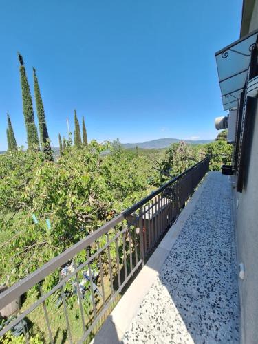 a walkway leading up to a house with a fence at La casa dì Nonno in Pelago