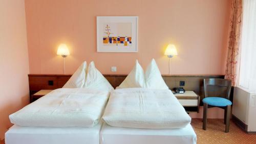 เตียงในห้องที่ Hotel-Restaurant Seegarten-Marina