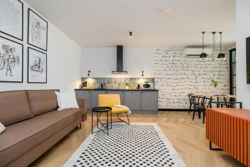 Una sala de estar y una cocina con un sofá y una mesa. en Apartamenty Lalka by ShortStayPoland, en Lublin