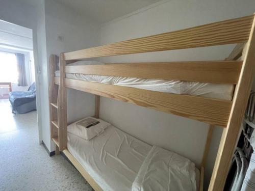 quelques lits superposés dans une chambre dans l'établissement Cap d' Agde - Studio-Cabine - 100 m Plage du Môle - classé 1 étoile, au Cap d'Agde