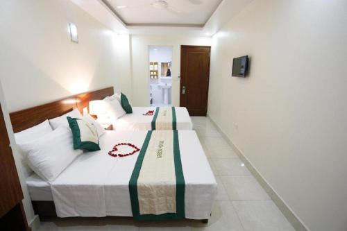 Una cama o camas en una habitación de catba sunrise hotel