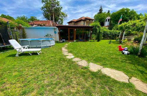 Κήπος έξω από το Guest House Devetaki