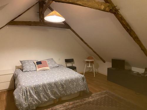 une chambre avec un lit dans un grenier dans l'établissement Ker Anna, à Tréméreuc