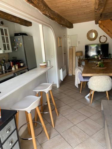 une cuisine et une salle à manger avec une table et des chaises dans l'établissement Ker Anna, à Tréméreuc
