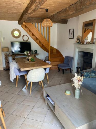 - un salon avec une table à manger et un canapé dans l'établissement Ker Anna, à Tréméreuc