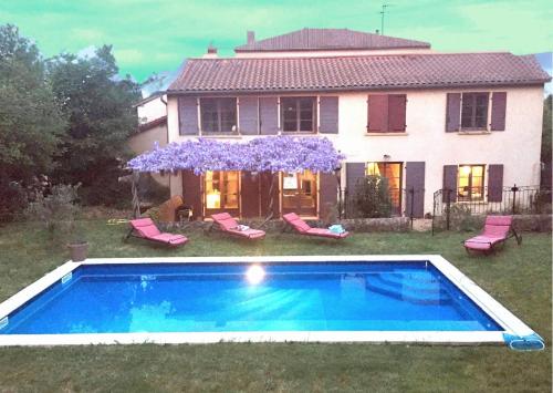 Chambre rose entre Lyon et Beaujolais - piscine