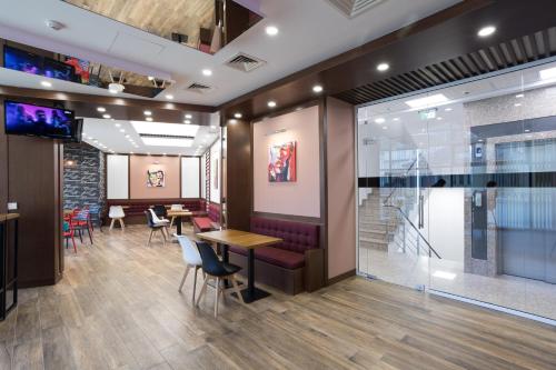 B1 Boutique Hotel Sofiaにあるテレビまたはエンターテインメントセンター